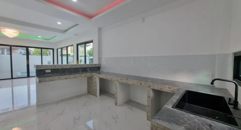 Villa zum Kauf mit 5 Zimmer in Mueang Phuket, Phuket