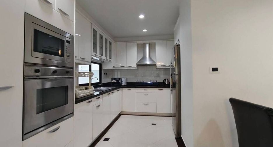 For rent 4 bedrooms villa in Bang Lamung, Chonburi