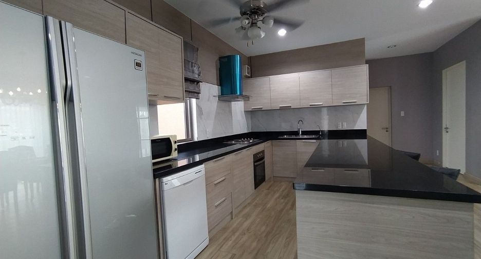 For rent 4 bedrooms villa in Bang Lamung, Chonburi