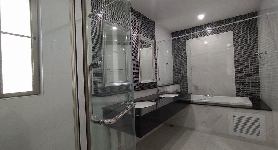 For rent 4 bedrooms villa in Bang Lamung, Chonburi