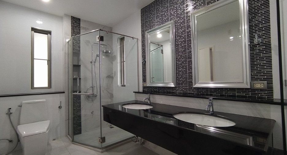 For rent 4 bedrooms villa in Bang Lamung, Chonburi