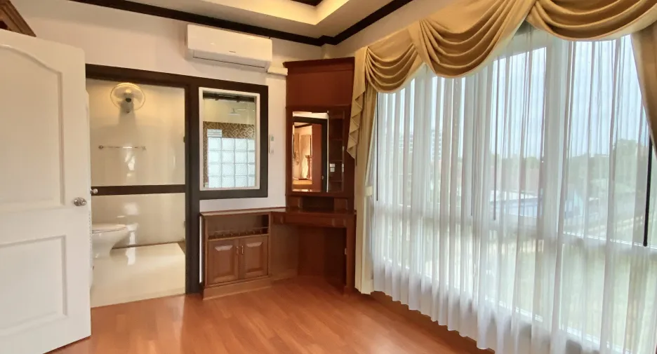 For rent 5 bedrooms villa in Bang Lamung, Chonburi