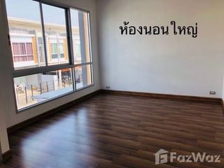 Casa adosada en venta de 3 habitaciones en Thung Khru, Bangkok
