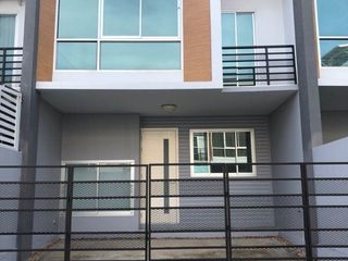 Casa adosada en venta de 3 habitaciones en Thung Khru, Bangkok
