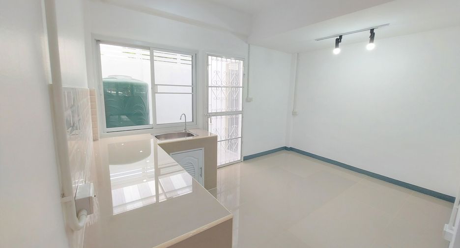 For rent 2 bedrooms townhouse in Mueang Nonthaburi, Nonthaburi