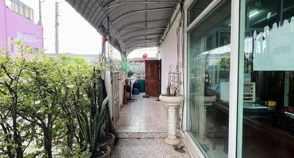 For sale 2 ベッドルーム townhouse in Sattahip, Chonburi