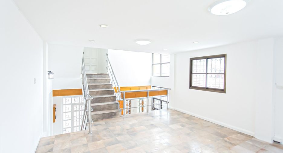 Reihenhaus zum Kauf mit 3 Zimmer in Lat Phrao, Bangkok