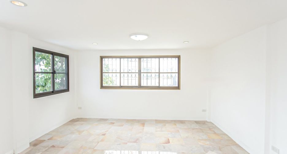Reihenhaus zum Kauf mit 3 Zimmer in Lat Phrao, Bangkok