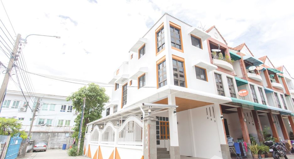 Reihenhaus zum Kauf mit 3 Zimmer in Lat Phrao, Bangkok