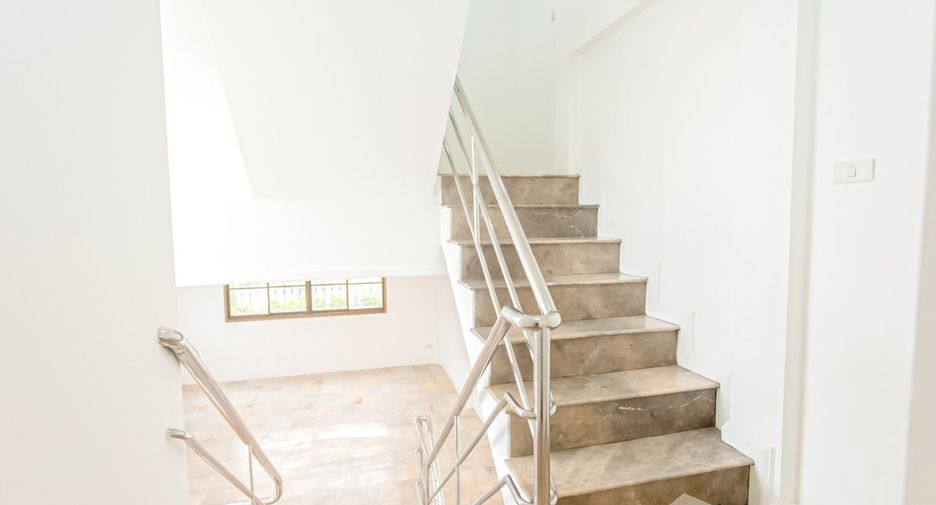 Reihenhaus zum Kauf mit 3 Zimmer in Lat Phrao, Bangkok