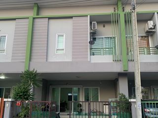 À vendre 3 chambres maison de ville à Si Racha, Chonburi