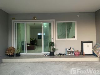 À vendre 3 chambres maison de ville à Si Racha, Chonburi