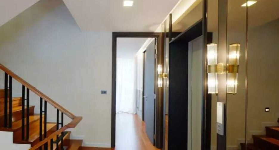 For sale 4 bedrooms house in Watthana, Bangkok