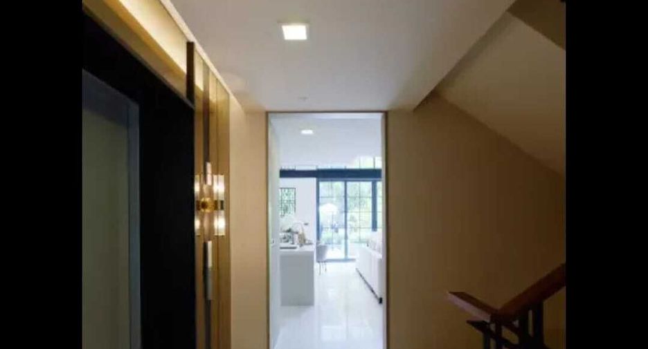 For sale 4 bedrooms house in Watthana, Bangkok