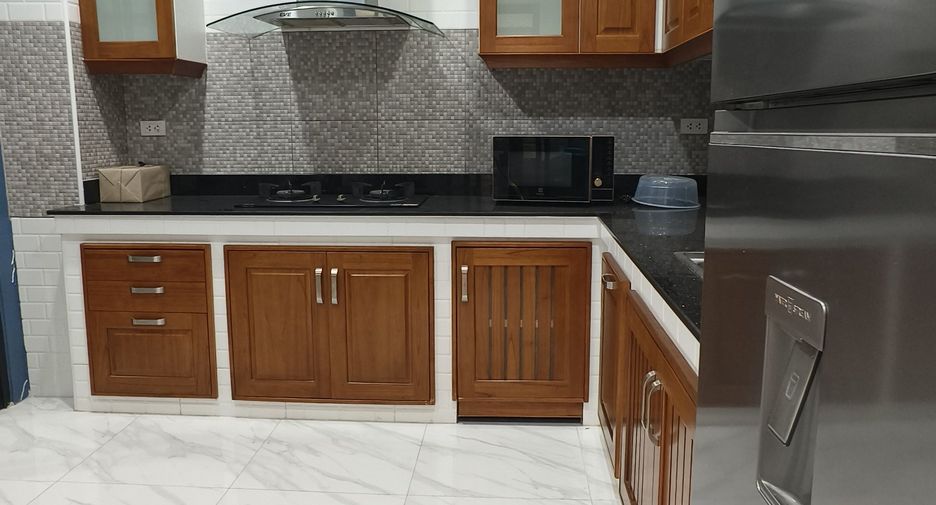 For rent 3 bedrooms townhouse in Pak Kret, Nonthaburi