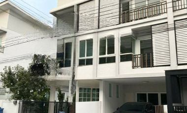 出售 4 卧室 联排别墅 在 Don Mueang, 曼谷