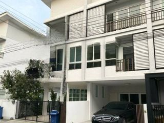 For sale 4 bedrooms townhouse in Don Mueang, Bangkok
