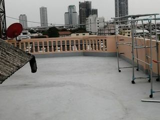 出售 4 卧室 联排别墅 在 Yan Nawa, 曼谷