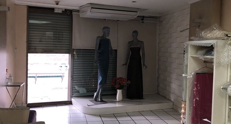 For sale 4 bedrooms retail Space in Bang Phlat, Bangkok