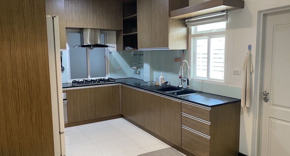 For sale and for rent 4 bedrooms house in Saphan Sung, Bangkok