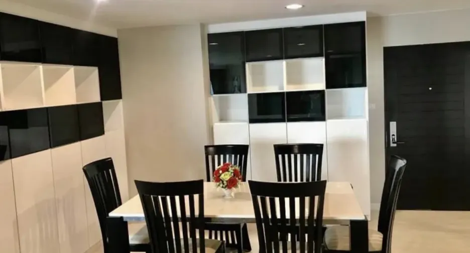 Condo en venta y en alquiler de 3 habitaciones en Huai Khwang, Bangkok