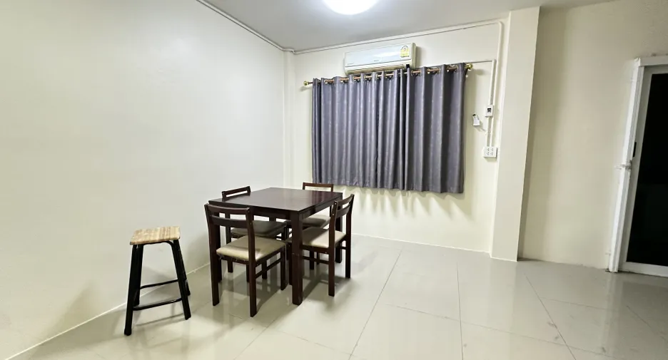 À louer 3 chambres maison de ville à Si Racha, Chonburi