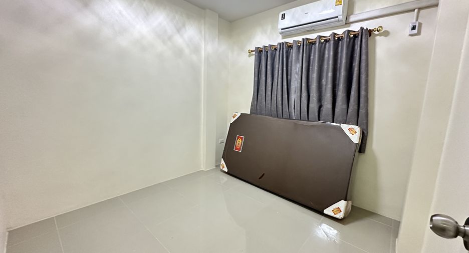 À louer 3 chambres maison de ville à Si Racha, Chonburi