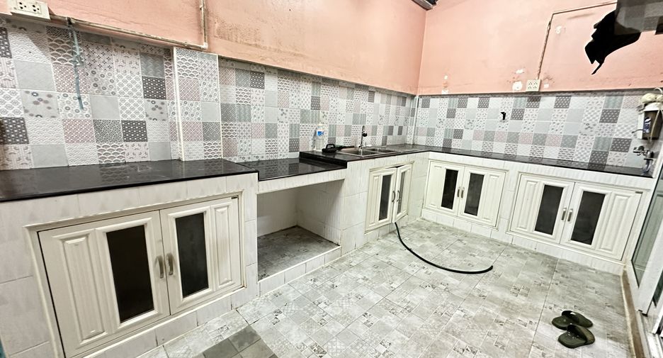 À louer 3 chambres maison de ville à Si Racha, Chonburi