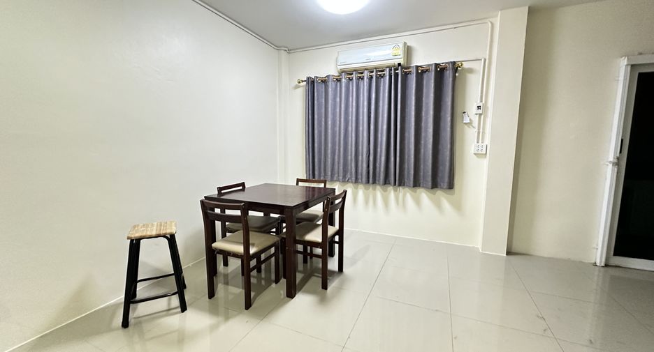 À louer 3 chambres maison de ville à Si Racha, Chonburi