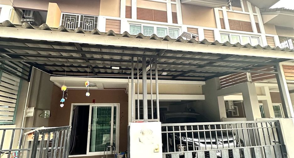 À louer 3 chambres maison de ville à Si Racha, Chonburi