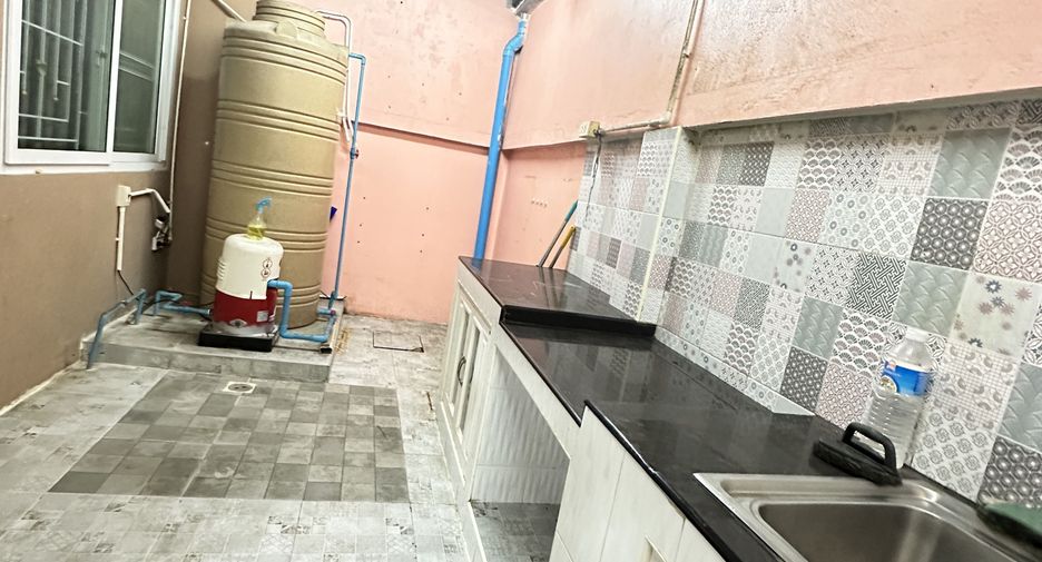 For rent 3 bedrooms townhouse in Si Racha, Chonburi