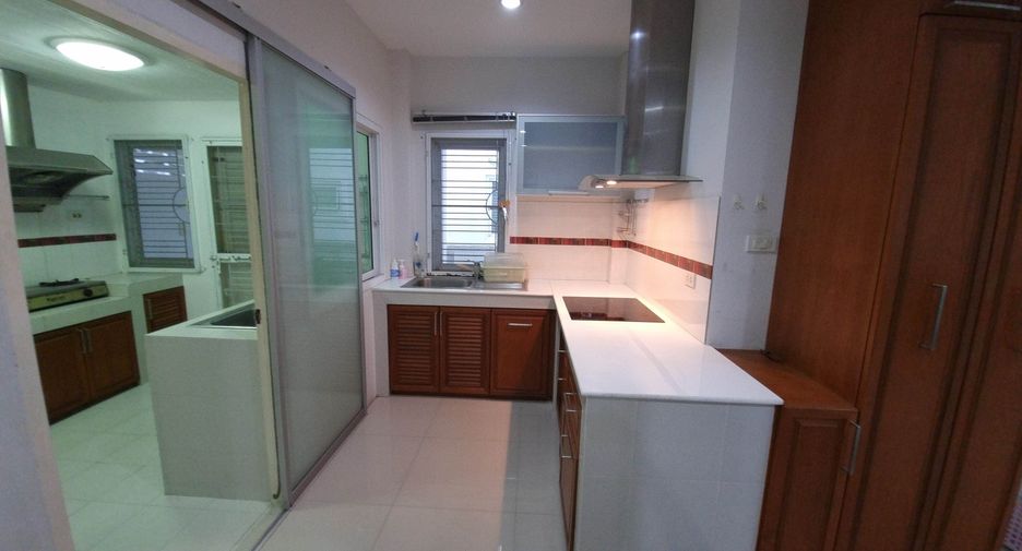 Haus zum Kauf mit 4 Zimmer in Si Racha, Chonburi