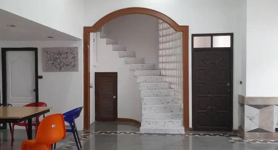Reihenhaus zum Kauf und zur Miete mit 8 Zimmer in Huai Khwang, Bangkok