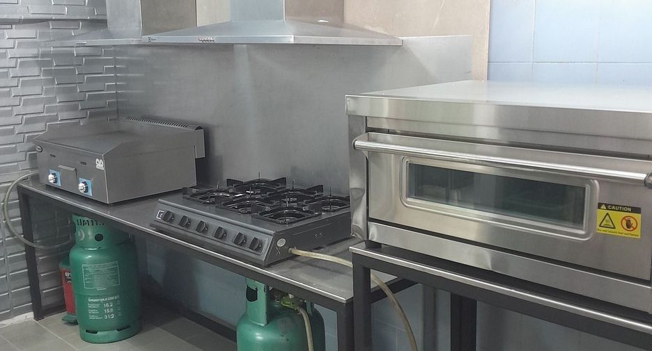 For sale そして for rent 8 ベッドルーム townhouse in Huai Khwang, Bangkok