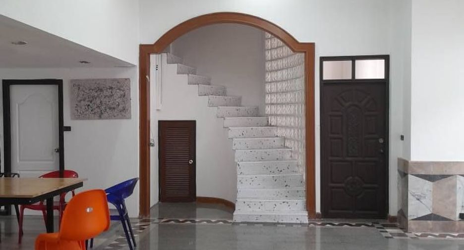 For sale そして for rent 8 ベッドルーム townhouse in Huai Khwang, Bangkok