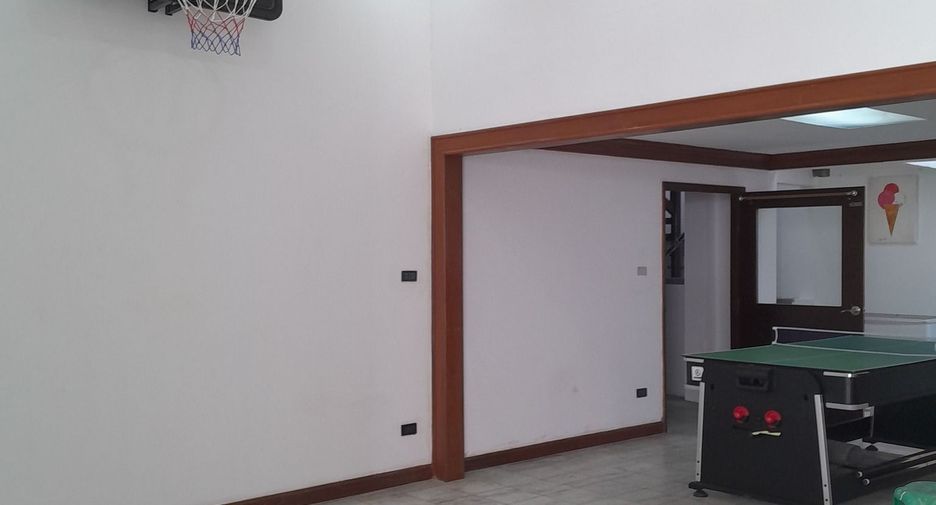 Reihenhaus zum Kauf und zur Miete mit 8 Zimmer in Huai Khwang, Bangkok