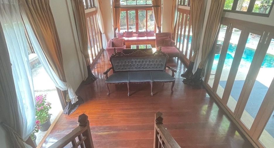 Villa en alquiler de 4 habitaciones en Bang Lamung, Chonburi
