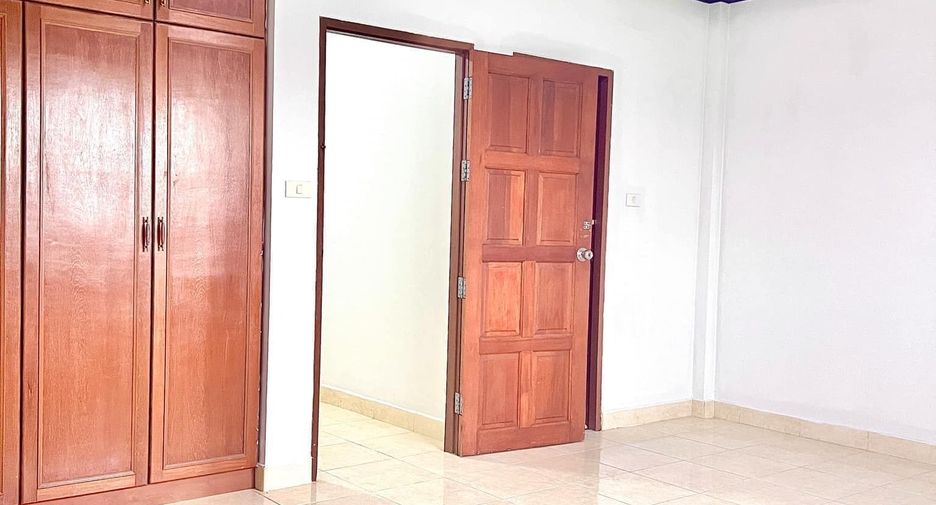 Casa adosada en venta de 2 habitaciones en Bang Lamung, Chonburi