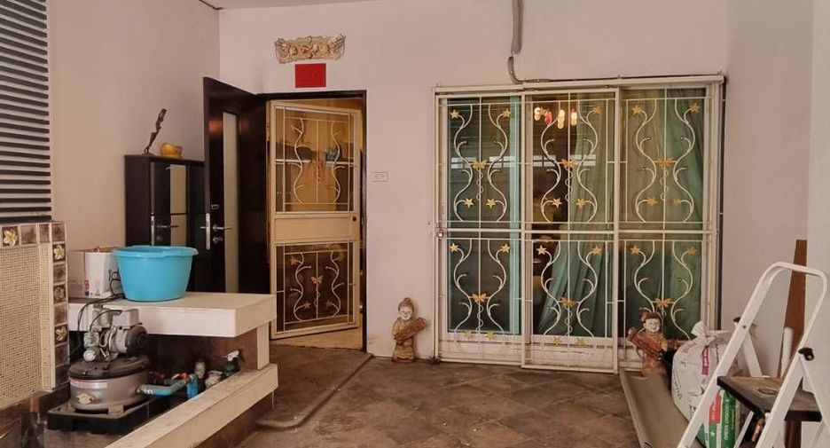 For sale 2 bedrooms townhouse in Huai Khwang, Bangkok