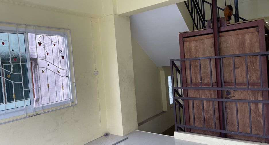 For rent 7 bedrooms retail Space in Mueang Phuket, Phuket