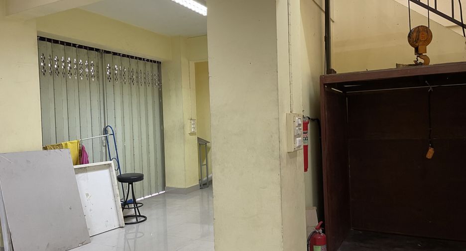 For rent 7 bedrooms retail Space in Mueang Phuket, Phuket