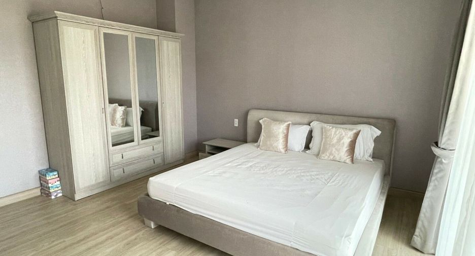 For rent 4 bedrooms villa in Bang Lamung, Chonburi