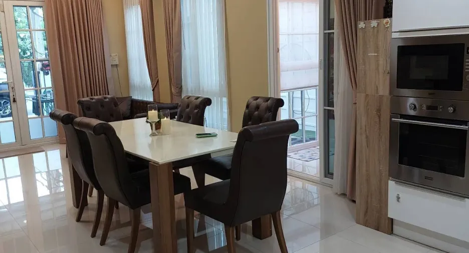 Haus zum Kauf mit 3 Zimmer in Khlong Toei, Bangkok