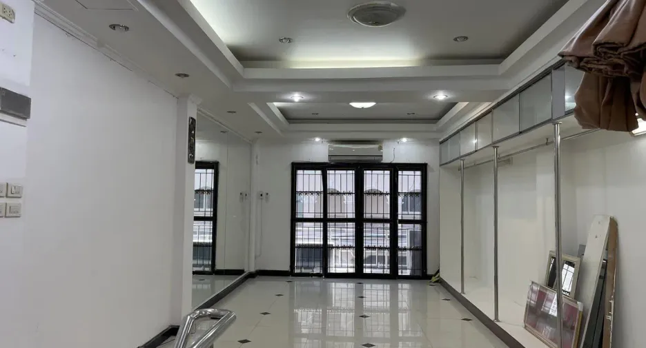 For sale 3 bedrooms retail Space in Bang Lamung, Chonburi