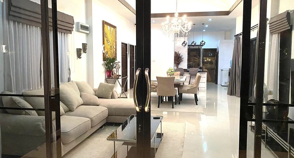 Villa en alquiler de 3 habitaciones en Bang Lamung, Chonburi