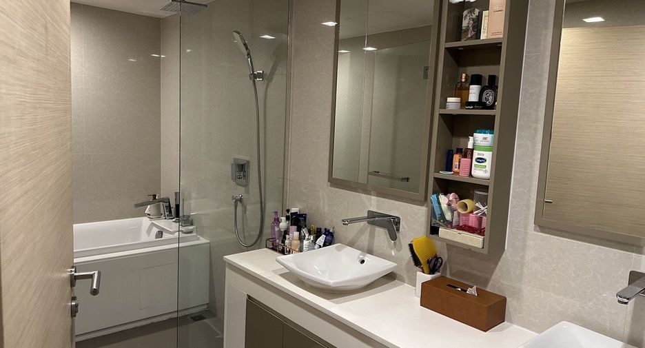 For sale 3 bedrooms condo in Khlong Toei, Bangkok