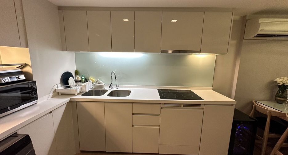 For sale 3 bedrooms condo in Khlong Toei, Bangkok