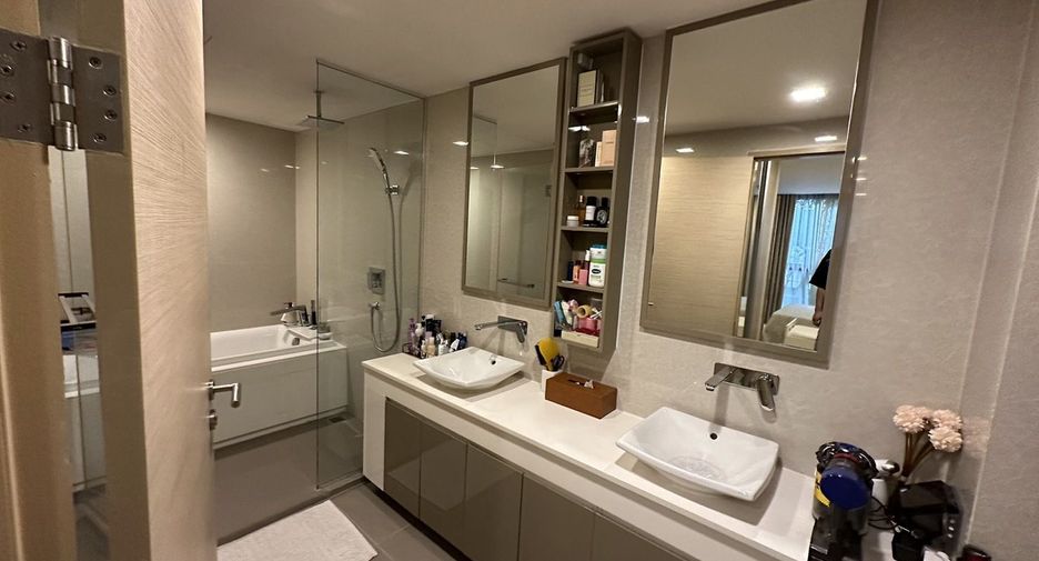 For sale 3 bedrooms condo in Khlong Toei, Bangkok