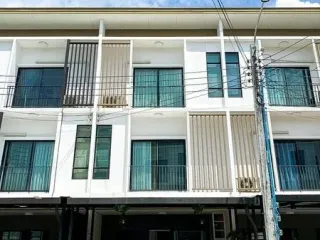 For sale 3 ベッドルーム townhouse in Saphan Sung, Bangkok