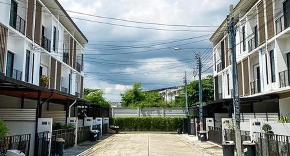 Продажа 3 спальни таунхаус в Сапхан Сунг, Бангкок